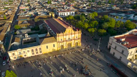 Tiro-En-Rotación-Derecha-De-La-Iglesia-Y-Plaza-Principal-De-San-Cristobal-De-Las-Casas-Chiapas-Mexico