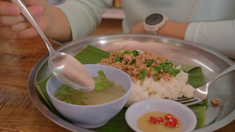 Frauen-Genießen-Thailändisches-Mittagessen-In-Einem-Dorf-Im-Norden-Thailands,-Nahaufnahme