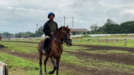Die-Jockeys-Trainieren-Ihre-Pferde,-Um-Sich-Auf-Pferderennen-Auf-Der-Strecke-Vorzubereiten