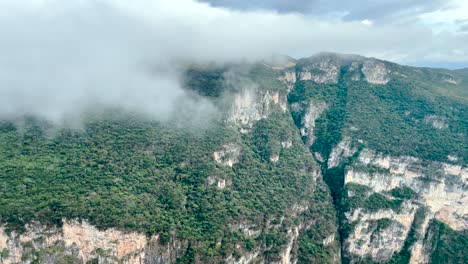 Aufnahme-Der-Sumidero-schlucht-Mit-Schnell-Vorbeiziehenden-Sturmwolken-Und-Hoher-Feuchtigkeit-In-Chiapas