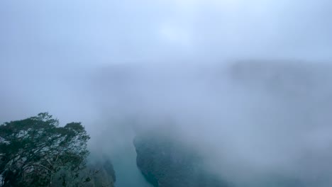 Aufnahme-Von-Einem-Aussichtspunkt-Der-Sumidero-Schlucht-Mit-Intensivem-Nebel-In-Richtung-Des-Chicoasen-Flusses