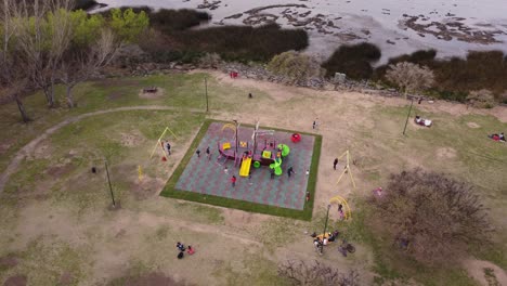 Kinder-Spielen-Mit-Schiffsförmigem-Spielzeug-Im-Park-Des-Vicente-Lopez-Flussgebiets-In-Buenos-Aires
