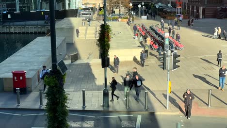Timelapse-of-people-walking-and-commuting-to-work-on-busy-London-street