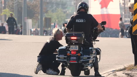 Oficial-De-Policía-En-Su-Motocicleta