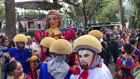 Zeitlupenaufnahme-Von-Tänzern-In-Verschiedenen-Traditionellen-Kostümen-In-San-Cristobal-De-Las-Casas-Mexiko-Während-Einer-Hochzeit-Auf-Einer-öffentlichen-Straße