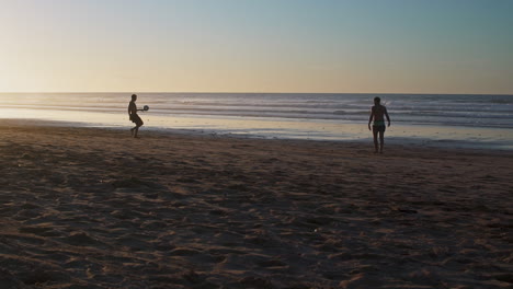 Mann-Jongliert-Mit-Einem-Ball-In-Ain-Diab-Beach-In-Casablanca-Marokko
