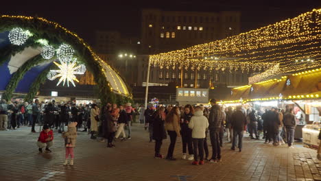 Mercado-Navideño-De-Bucarest,-Noria-E-Iluminación,-Bucarest,-Rumania