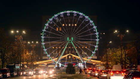 Bukarest-Weihnachtsmarkt,-Riesenrad-Und-Beleuchtung-Mit-Verkehr,-Bukarest,-Rumänien