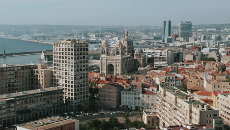 Luftaufnahme-Der-Kathedrale-De-La-Major-In-Der-Altstadt-Von-Marseille,-Frankreich
