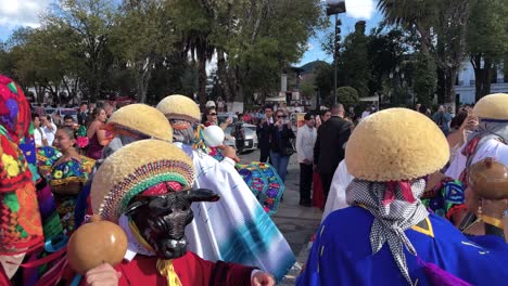 Toma-En-Cámara-Lenta-De-Un-Baile-Tradicional-De-Recién-Casados-En-Las-Calles-De-San-Cristobal-De-Las-Casas-Chiapas-Mexico