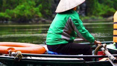 Seitenansicht-Des-Lokalen-Ruderboots-Für-Touristen-Auf-Dem-Fluss-In-Ninh-Binh,-Vietnam