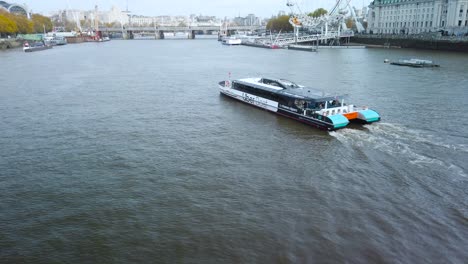 Themse-Mit-Einem-Überboot,-Das-Touristen-Und-Arbeiter-Den-Fluss-Hinauf-Bringt