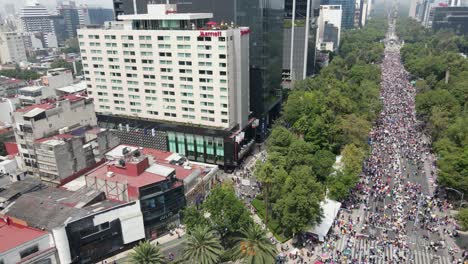 Luftaufnahme,-Während-Die-Menschenmenge-Am-Pride-Day-Auf-Der-Reforma-Avenue-In-Mexiko-Stadt-Feiert