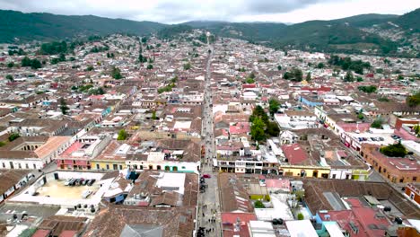 Schuss-Von-Zurückweichenden-Blick-Auf-San-Cristobal-De-Las-Casas-Chiapas-Mexiko