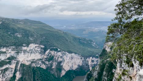 shot-of-the-sumidero-canyon-with-a-view-towards-the-central-valleys-of-chiapas
