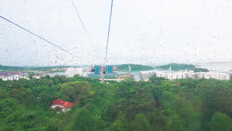 Blick-Aus-Dem-Fenster-Der-Seilbahn-Auf-Die-Insel-Sentosa-In-Singapur