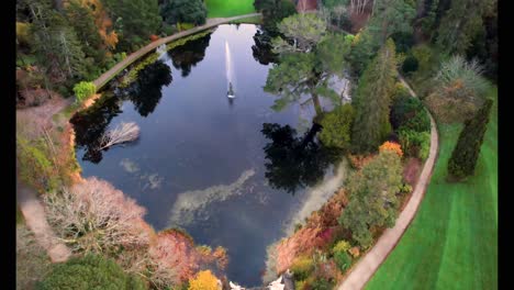 Drohnenvideo-Von-Powerscourt-Gardens,-Einer-Der-Größten-Touristenattraktionen-Irlands,-Mit-Spektakulärem-Blick-Auf-Den-Zuckerhut