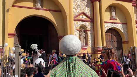 Toma-En-Cámara-Lenta-De-Una-Pareja-De-Recién-Casados-Celebrando-En-La-Iglesia-De-San-Cristobal-De-Las-Casas-Chiapas