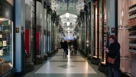 Christmas-celebration-within-the-Piccadilly-Arcade,-St