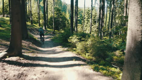 Hombre-Montando-Una-Bicicleta-De-Montaña-Rápido-Por-El-Sendero---Toma-De-Cámara-Cinematográfica-En-Movimiento