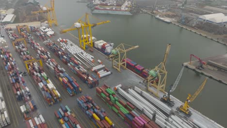 Container--Und-Frachtterminals-Sind-Der-Ort,-An-Dem-Schiffe-Be--Oder-Entladen-Werden