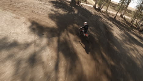 Siguiendo-La-Antena-Fpv-De-Motocross-Dirt-Bike-Rider-Racing-En-Plena-Marcha