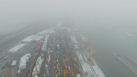 Das-Im-Hafengebiet-Gelegene-Containerterminal-Ist-Von-Oben-Wegen-Des-Nebels-Kaum-Zu-Sehen