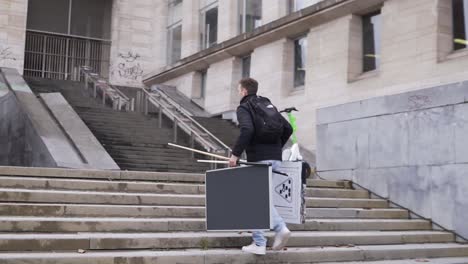 Hombre-Subiendo-Las-Escaleras-De-Kunstberg,-Bruselas,-Llevando-Un-Juego-De-Billar-Para-Jugar-En-Las-Calles-Contra-Extraños