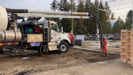 Expert-crew-uses-hydrovac-truck-to-safely-expose-underground-utility-line