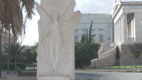 Estatua-Angelical-Esculpida-En-Mármol-Fuera-Del-Edificio-De-La-Universidad-Nacional-Kapodistrian