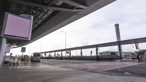 June-2,2022:Bangkok,Thailand:-timelapse-view-many-car-arriving-to-departure-terminal-with-many-passenger-at-suvarnabhumi-airport-thailand-reopening-country
