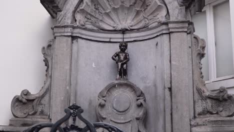 Estatua-De-La-Fuente-Manneken-Pis-En-El-Centro-De-La-Ciudad-De-Bruselas,-Bélgica