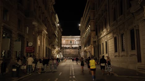 Eine-Menschenmenge,-Die-Nachts-Entlang-Der-Via-Nazionale-Im-Stadtzentrum-Von-Rom,-Italien,-Spaziert-Und-Joggt