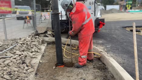 Hydrovac-truck-and-Construction-Workter-expertly-expose-underground-utility-lines