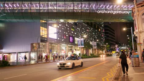 Glassteg-Des-Einkaufszentrums-Orchard-Gateway-In-Singapur