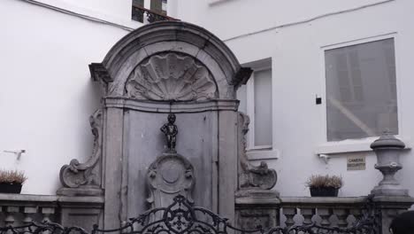 Manneken-Pis-statue-without-tourists-around-in-the-city-center-of-Brussels,-Belgium