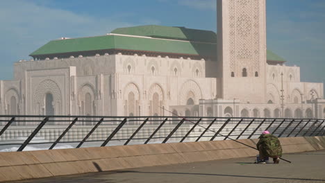 Pescador-En-Frente-De-La-Mezquita-De-Hassan-II-Casablanca-Marruecos