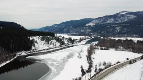 Verschneite-Landschaftlich-Reizvolle-Fahrt-Auf-Dem-Yellowhead-Highway-5:-Autos-Fahren-Nach-Süden-Durch-Wunderschöne-Wälder-Und-Schneebedeckte-Berge-In-Little-Fort,-BC
