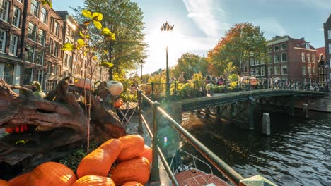 Tarde-De-Otoño-En-Un-Canal-En-Amsterdam-Con-Multitud-Y-Barcos-Moviéndose-En-Un-Lapso-De-Tiempo-De-4k