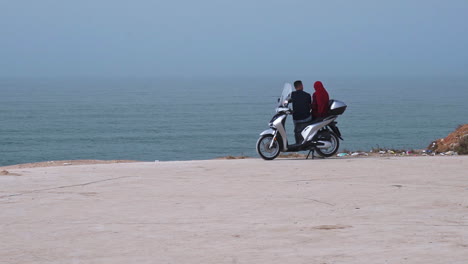 Pareja-Marroquí-En-Una-Moto-Junto-Al-Mar-En-Casablanca-Marruecos