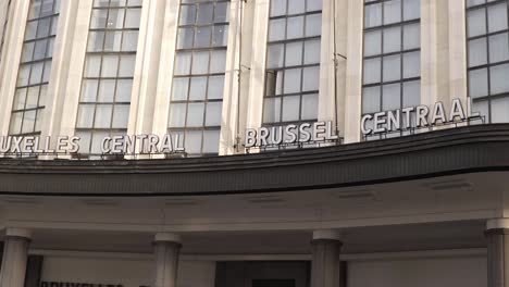 Haupteingang-Des-Brüsseler-Hauptbahnhofs-An-Einem-Regnerischen-Tag-Im-November-2022