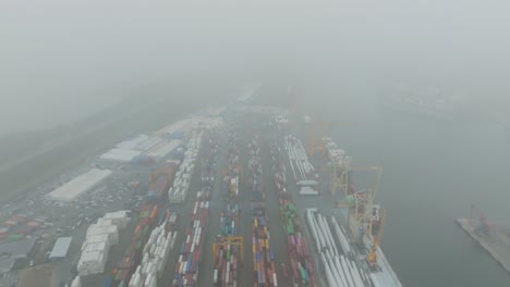 Das-Im-Hafengebiet-Gelegene-Containerterminal-Ist-Von-Oben-Wegen-Des-Nebels-Kaum-Zu-Sehen
