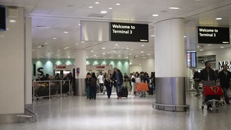 25.-November-2022---Ankunft-Am-Heathrow-Terminal-3-Mit-Passagieren,-Die-Aus-Dem-Urlaub-Zurückkommen