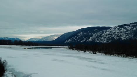 Schöne-Luftaufnahmen-Des-Zugefrorenen-North-Thompson-River-Und-Der-Schneebedeckten-Berge-In-Bc,-Kanada