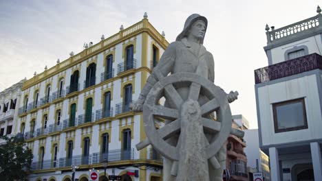 Kardanische-Bewegung-Nach-Links-Mit-Einer-Statue-Eines-Seemanns-Vorne-Im-Hafen-Von-Ibiza-Stadt,-Spanien,-Während-Des-Sonnenuntergangs