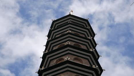 Tiro-De-ángulo-Bajo-De-La-Gran-Torre-De-La-Pagoda-En-Los-Jardines-De-Kew,-Londres,-Reino-Unido