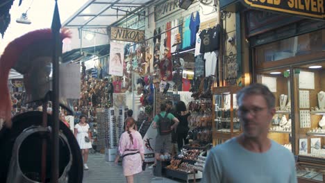 Touristen,-Die-Geschenke-Entlang-Der-Pandrossou-Straße-In-Der-Innenstadt-Von-Athen-Kaufen