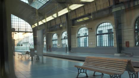 Zugfenster-POV-Aufnahme,-Die-Aus-Dem-Bahnhof-Von-Piräus-Herausfährt