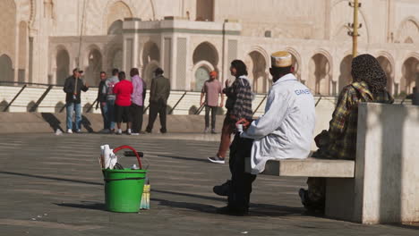 Vendedor-De-Café-Frente-A-La-Mezquita-De-Hassan-II-En-Casablanca-Marruecos