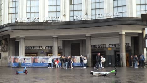 The-main-enterence-of-the-central-station-of-Brussels,-Belgium-on-a-rainy-day-with-people-standing-outside